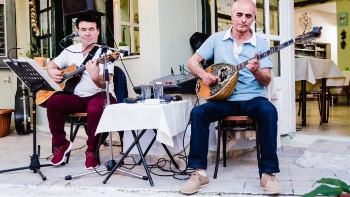 o-a-live-bouzouki-greek-guitar-performance-690x388.jpg