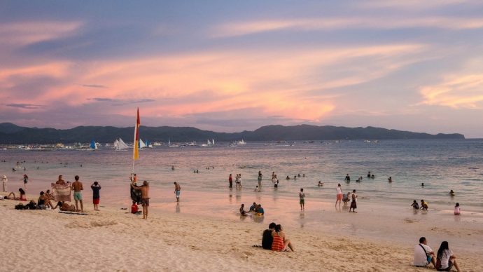 24-white-beach-boracay-philippines-690x388.jpg