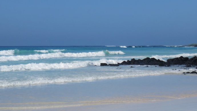 10-galapagos-beach-puerto-ayora-ecuador-690x388.jpg