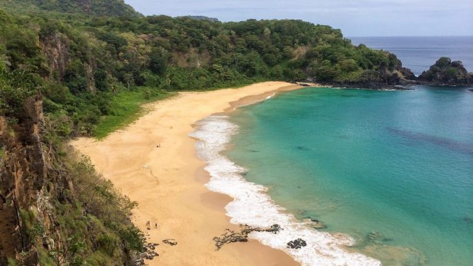 -baia-do-sancho-fernando-de-noronha-brazil-690x388.jpg