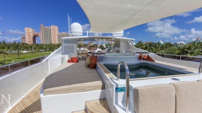 -well-as-a-splash-pool-spa-tub-and-helipad-690x388.jpg