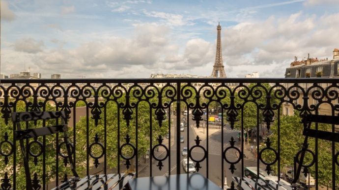 HOTEL-LA-COMTESSE-VUE-PARIS-terasse-690x388.jpg