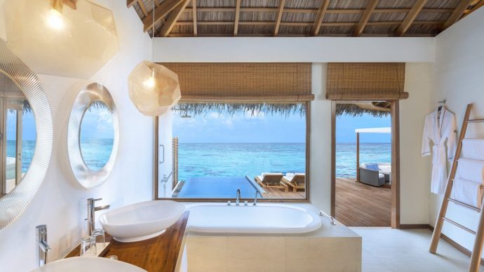 W-Maldives-salle-de-bain-vue-690x388.jpg