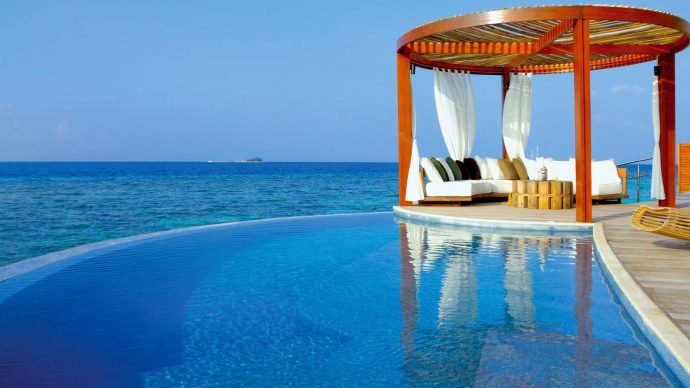 w-maldives-terrasse-rouge-690x388.jpg