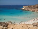 Spiaggia-in-Rocce-vulcaniche-e-acque-cristalline.jpg