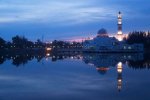 Tengku-Tengah-Zaharah-Mosque.jpg